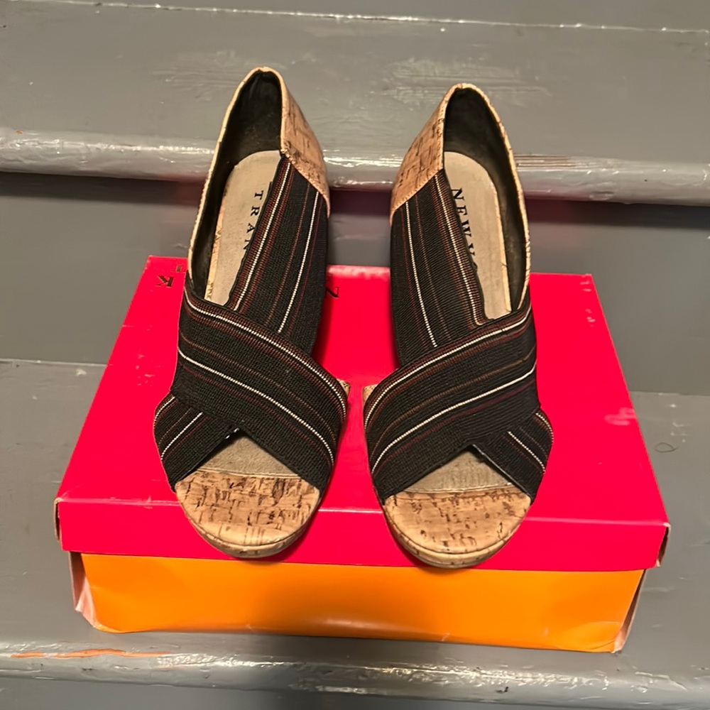 Elastic strap heeled sandals